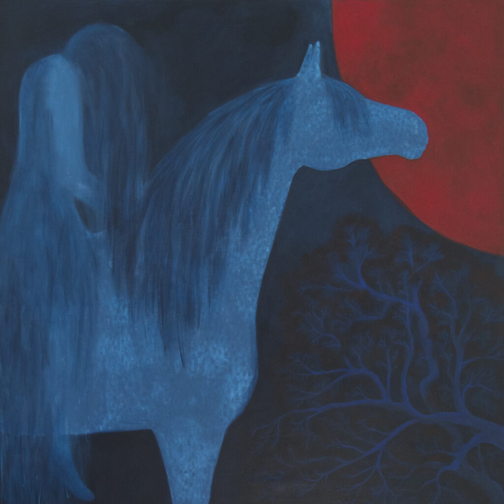 Kuvassa on sinisen sävyillä maalattu hevonen ja ratsastaja, jonka kasvoja peittävät pitkät hiukset. Taustalla näkyy osittain iso punainen kuu sekä tumma koristeellinen puu.